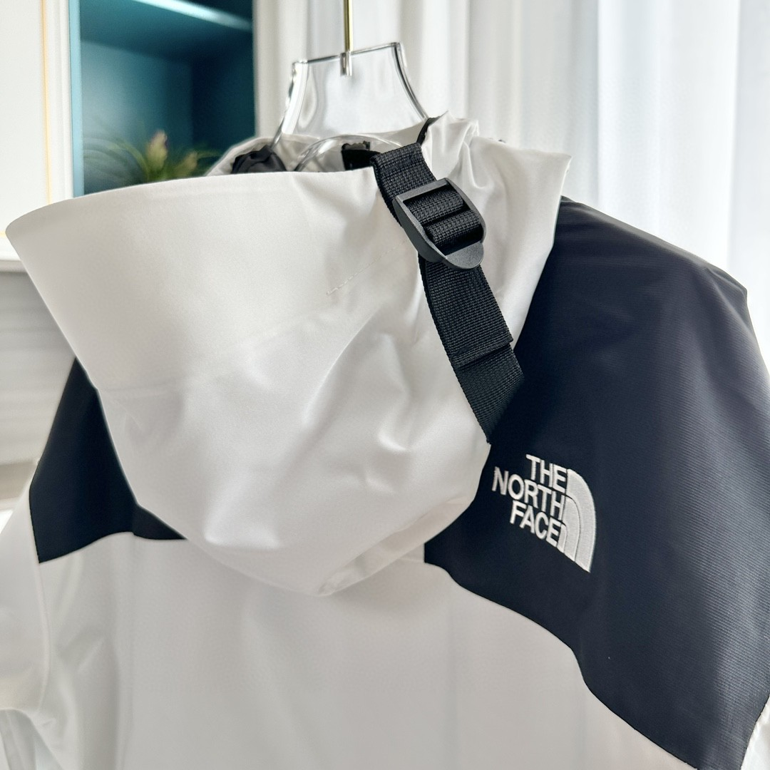 The North Face Classic Colorblock Mountain Jacket, Waterproof GORE-TEX Hooded Outdoor Windbreaker in White &amp; Black