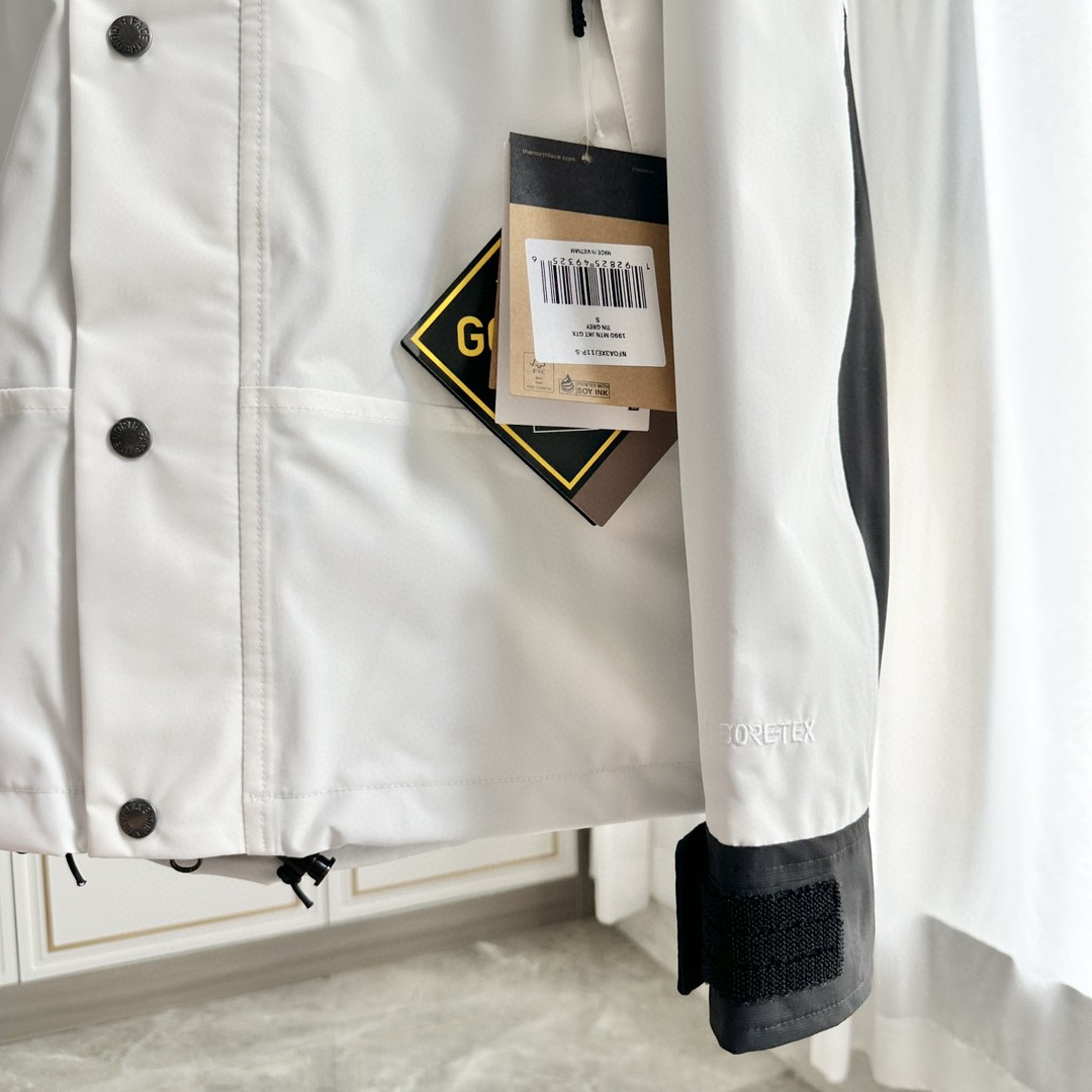 The North Face Classic Colorblock Mountain Jacket, Waterproof GORE-TEX Hooded Outdoor Windbreaker in White &amp; Black