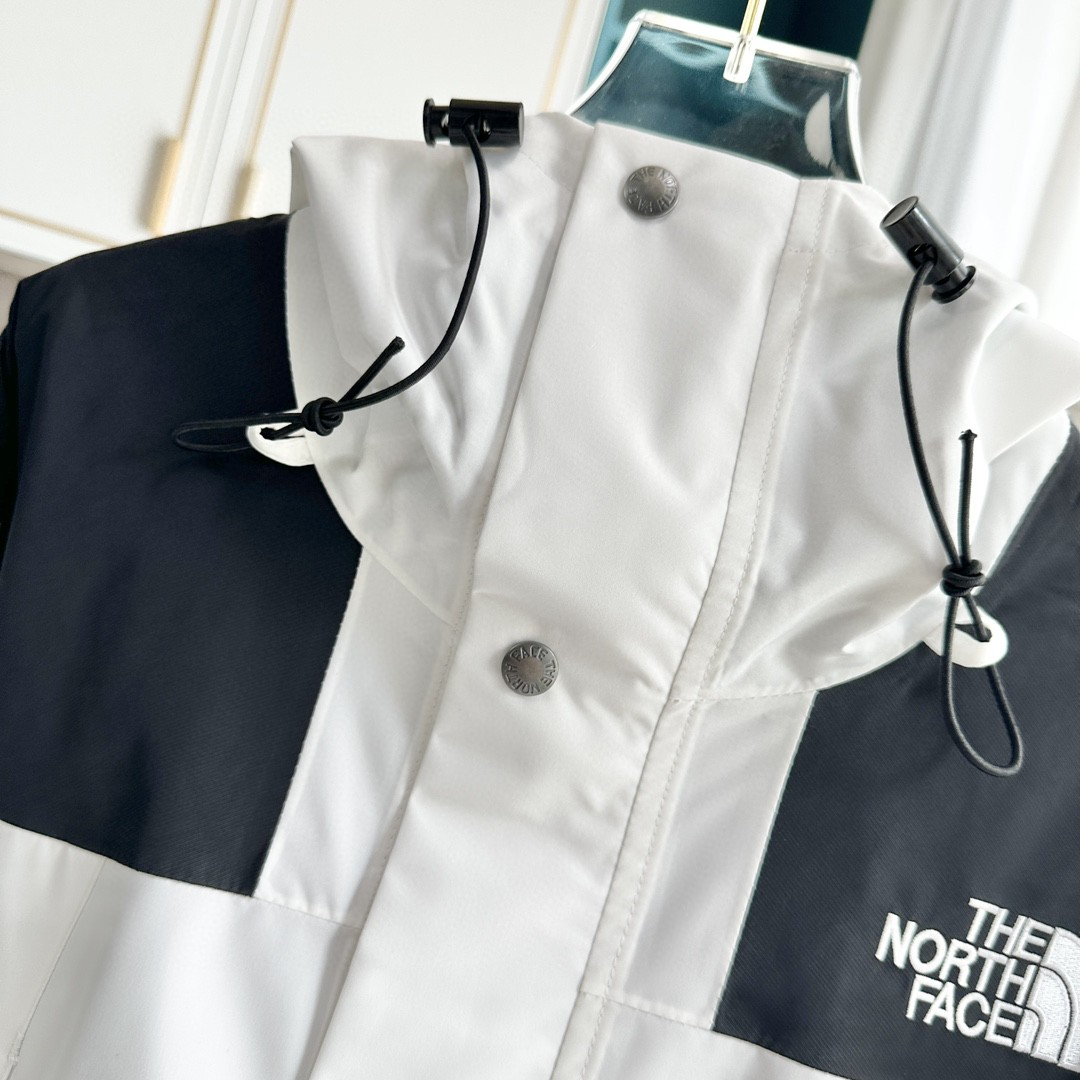 The North Face Classic Colorblock Mountain Jacket, Waterproof GORE-TEX Hooded Outdoor Windbreaker in White &amp; Black