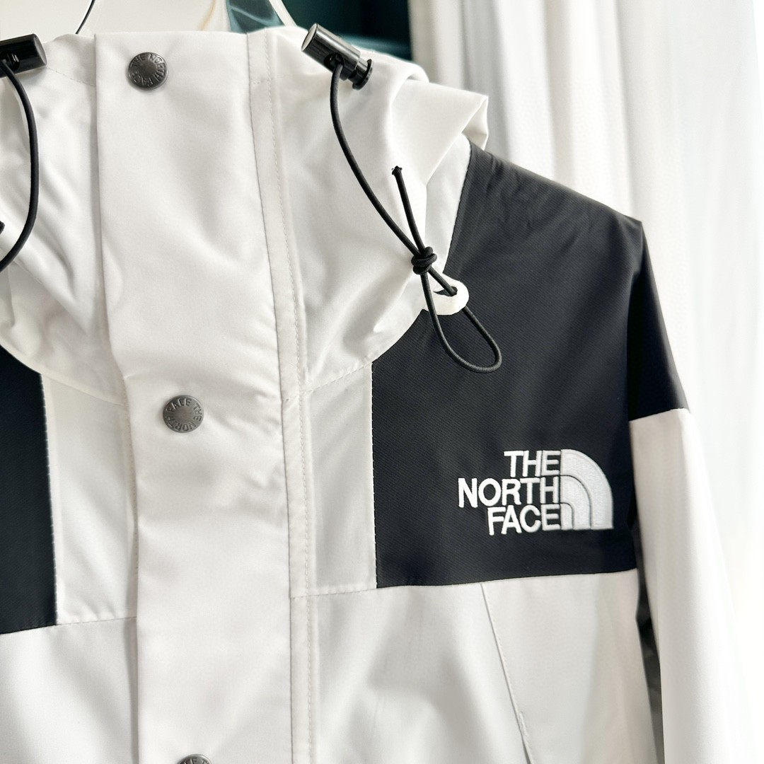 The North Face Classic Colorblock Mountain Jacket, Waterproof GORE-TEX Hooded Outdoor Windbreaker in White &amp; Black