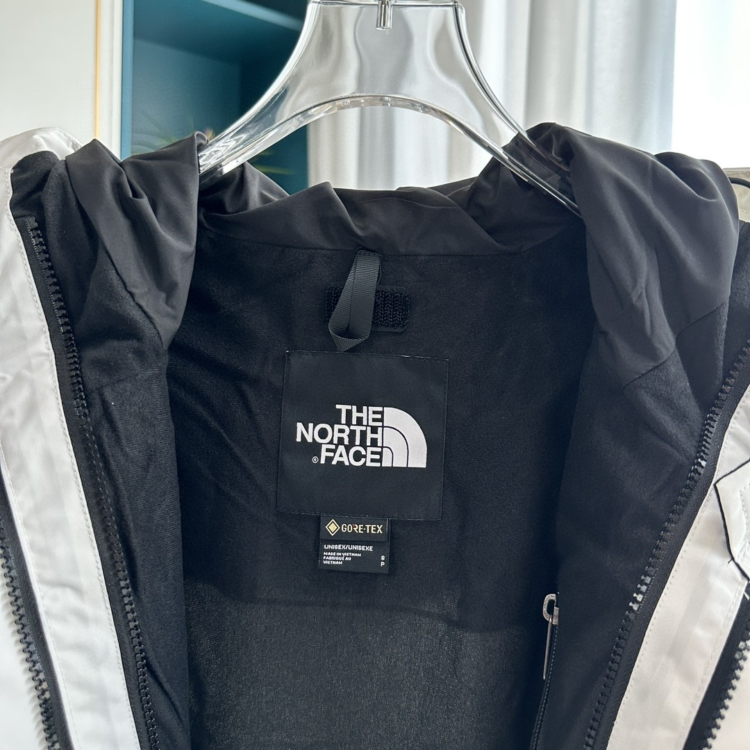 The North Face Classic Colorblock Mountain Jacket, Waterproof GORE-TEX Hooded Outdoor Windbreaker in White &amp; Black