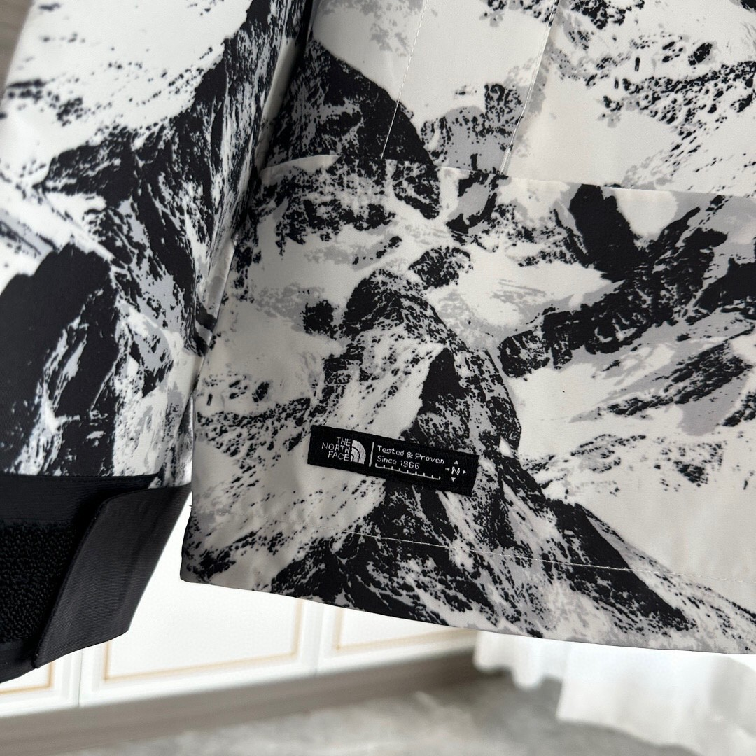 The North Face GORE-TEX Waterproof Hooded Mountain Jacket, Black & White Snow Mountain Print Outdoor Windbreaker